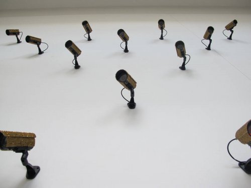 Love Lies, installation, caméras de surveillance, faux cristal Swarovski, 3m x 1m ©&nbsp;Addie Wagenknecht (2014)