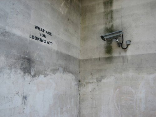 What are you looking at&nbsp;? ©&nbsp;Banksy (Marble Arch, Londres, 2004)