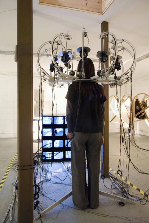 CCTV Chandelier&nbsp;: installation vidéographique interactive, utilisation ©&nbsp;Hwang Kim (2011)