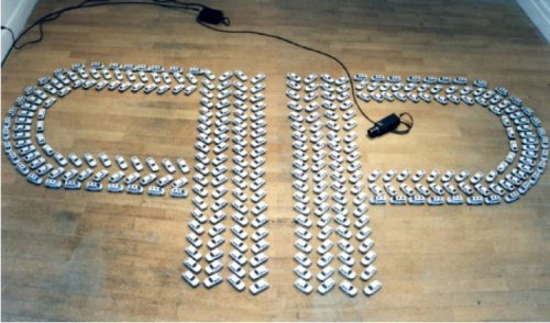 Parc Automobile, Aquarium, 333 voitures miniatures avec plaques minéralogiques de véhicules banalisés de la Police de Paris. Caméras de vidéosurveillance, moniteur, photo ©&nbsp;Renaud-Auguste-Dormeuil (Paris, novembre 1997)